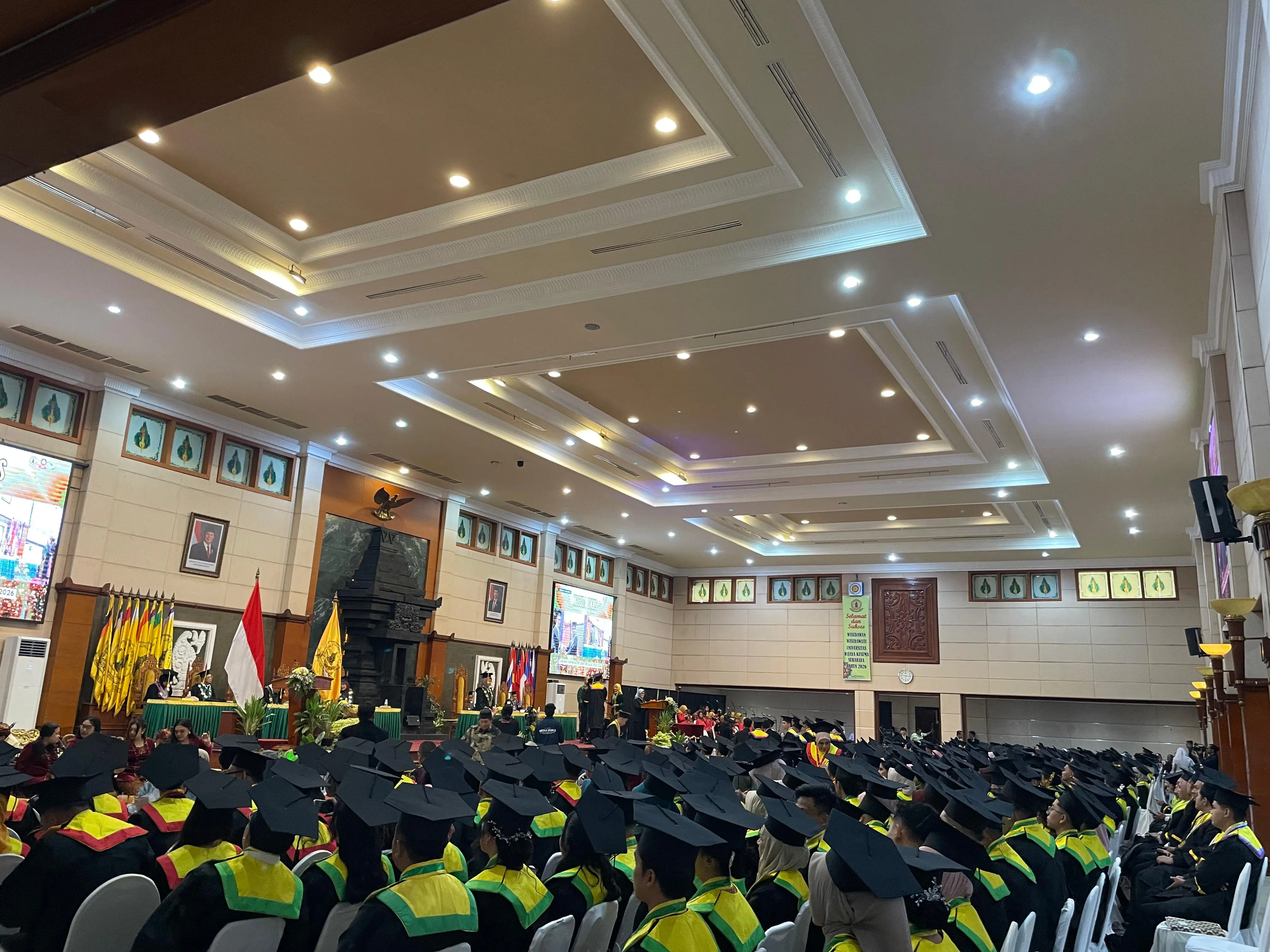 Di Balik Gemerlap Wisuda: Realitas Lulusan Tak Selalu Semegah Seremoni